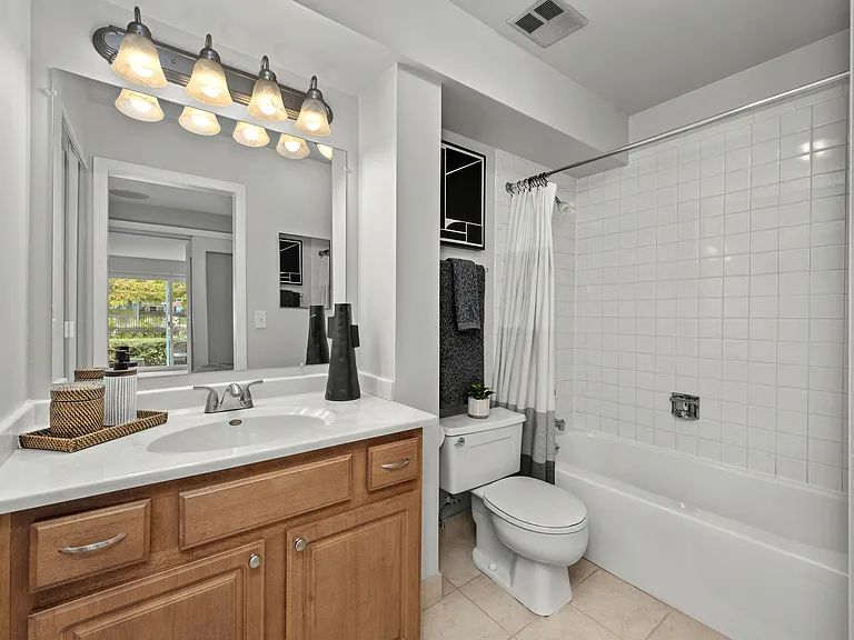 Versailles on the Lakes Oakbrook* — Photo 40