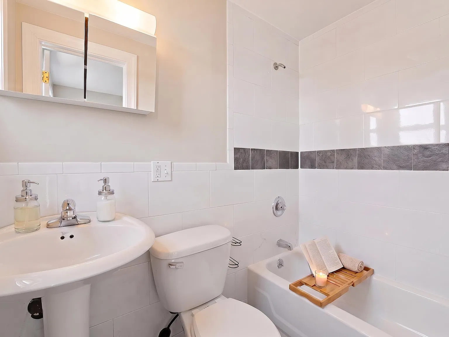 1 bed, 1.0 bath, $2,300 — Photo 3