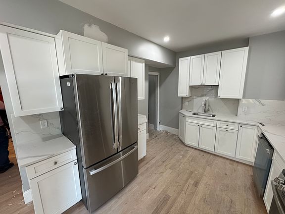 4th image of 13 Spring St #5