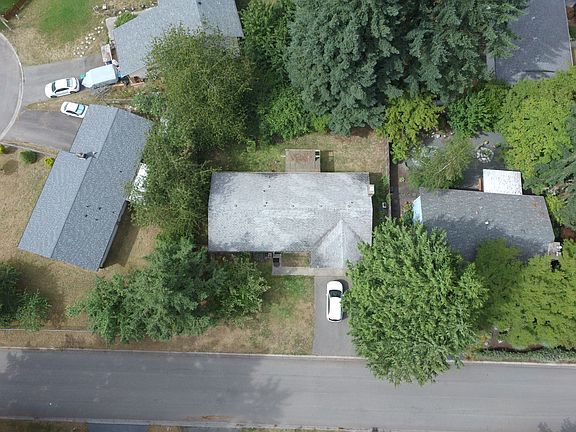 3rd image of 702 NE Valley Oak Dr