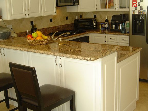 Kitchen and Breakfast Bar