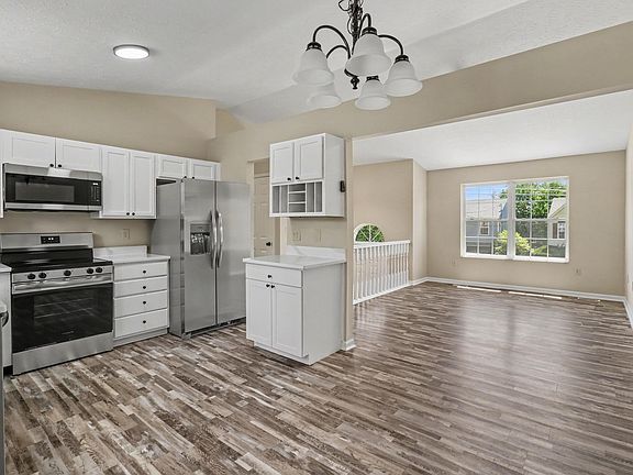 3rd image of 1052 Fallbrook Dr