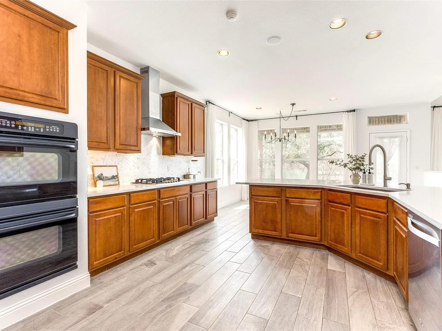 5 bed, 4.0 bath, 3958 sqft, $3,999 — Photo 2