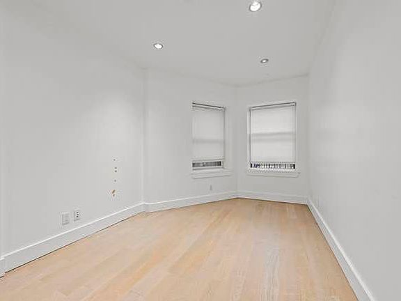 4th image of 131 W 122nd St #Gar