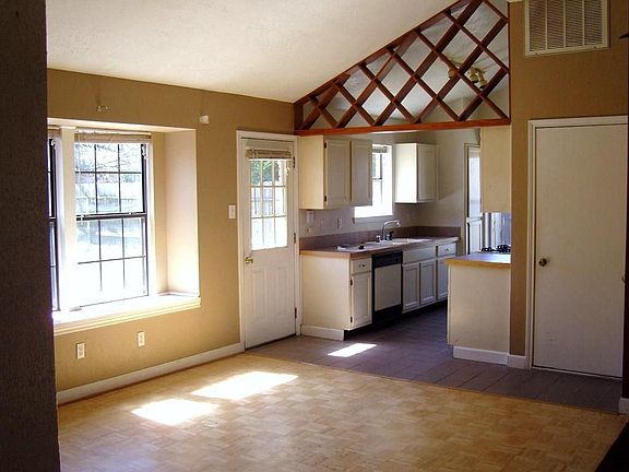 4th image of 2519 Knoxville Dr