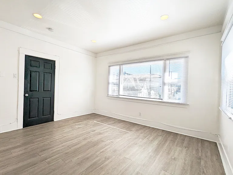435 W 4th St #1/2 — Photo 7