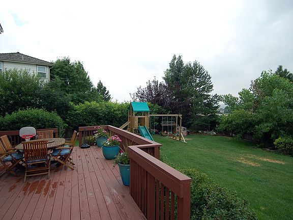 Large yard,deck,mnt.views