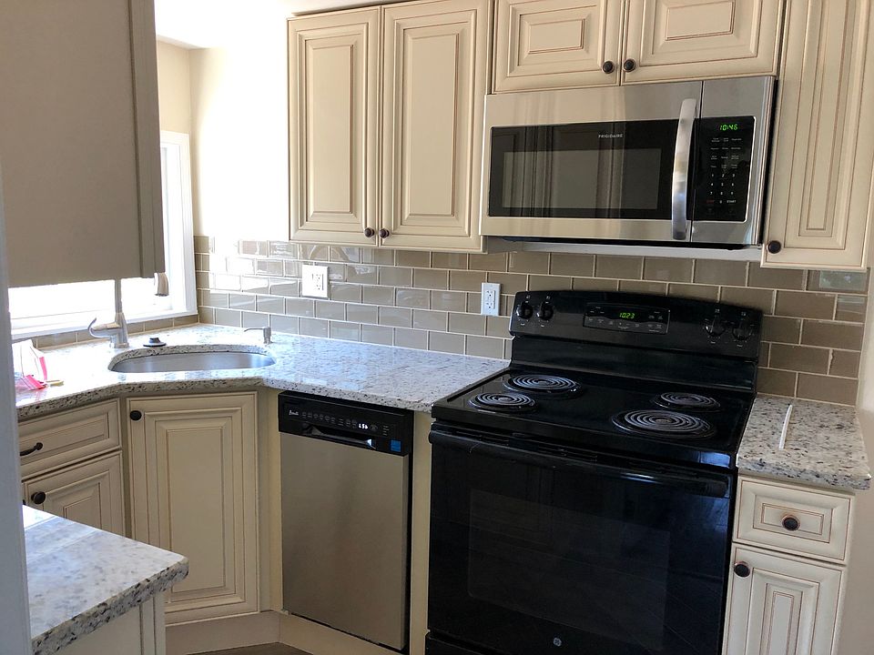 Kitchen with dish washer