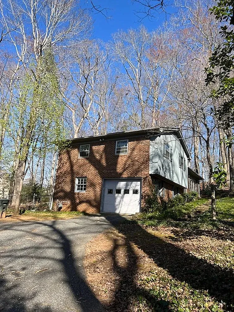 3 bed, 1198 sqft, $1,900 — Photo 2