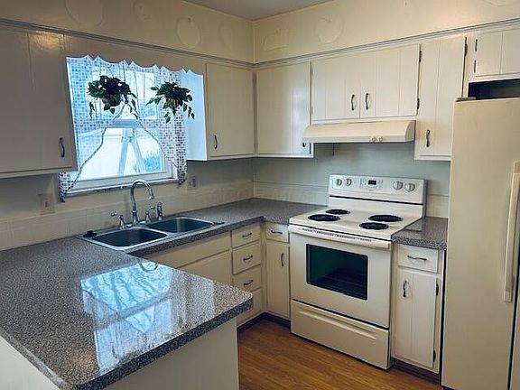 3rd image of 6211 Parkdale Dr