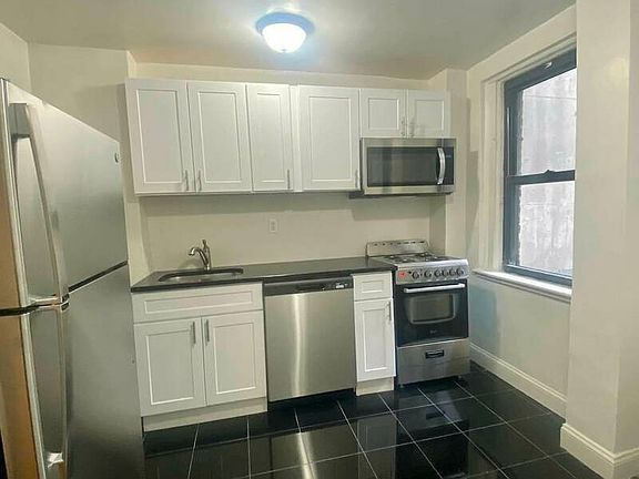 3rd image of 330 E 43rd St APT 1004