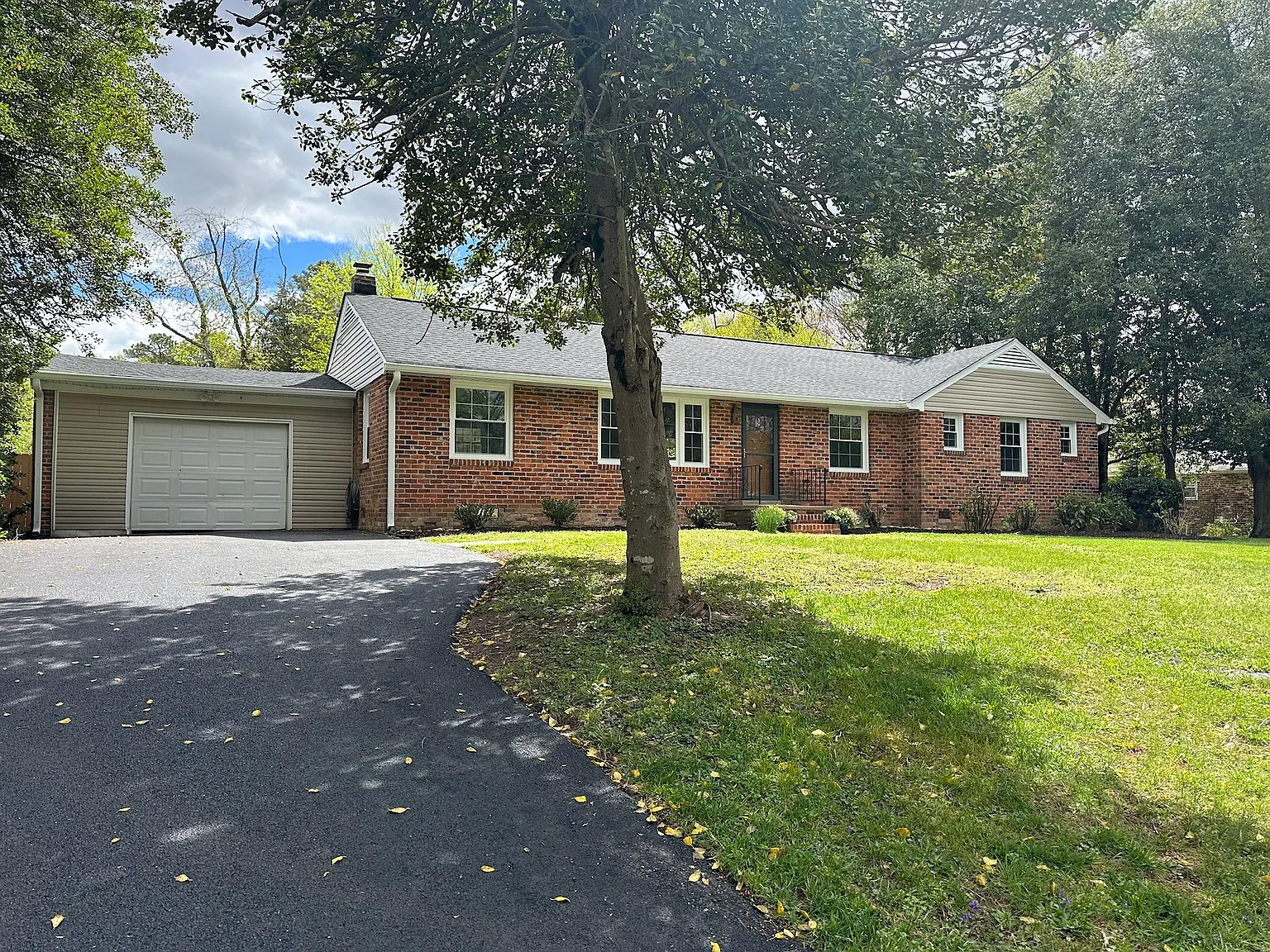 4045 Collingbourne Rd — Photo 1