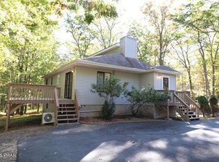 247 W Lakeview Rd, Lackawaxen, PA 18435