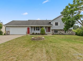 2742 Woodridge Dr, Jenison, MI 49428