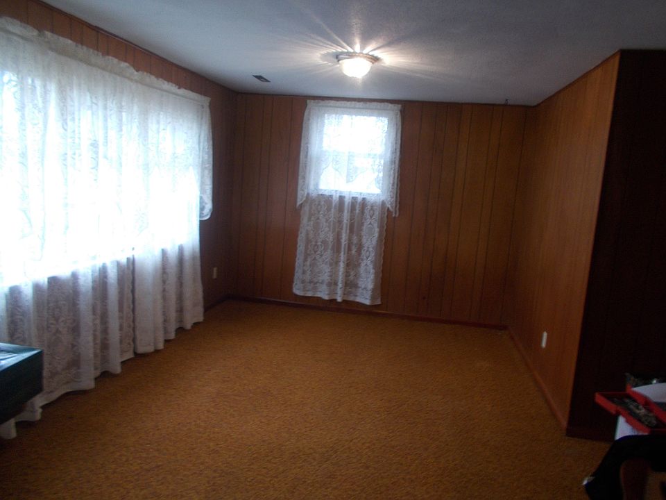1st image of 400 Court St W