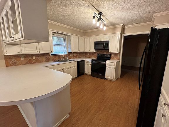 3rd image of 3821 Parkwood St