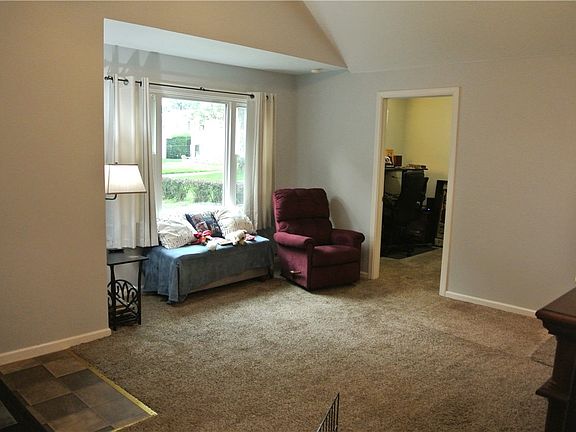 5th image of 305 E 39th St