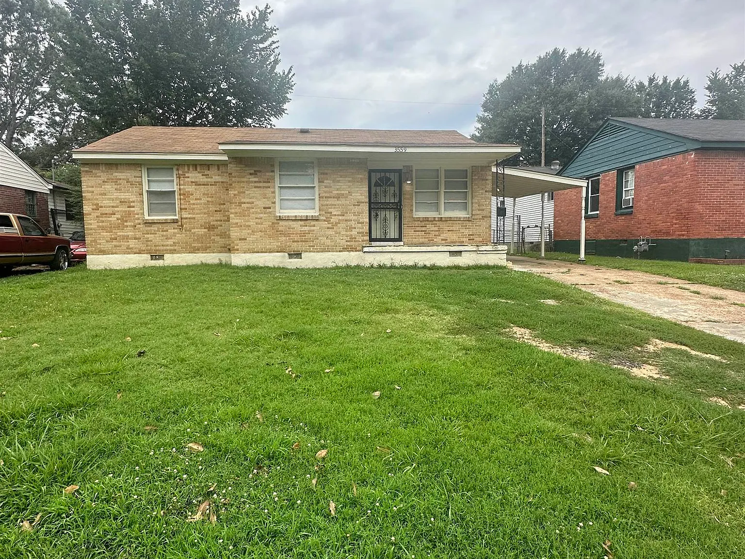 3 bed, 1.0 bath, 936 sqft, $1,000 — Photo 1