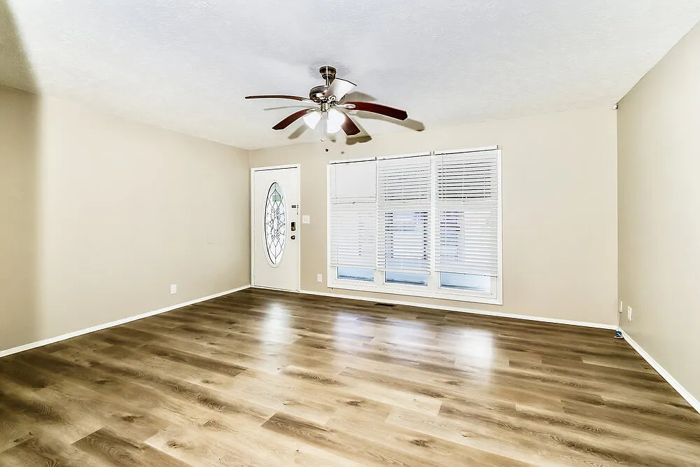 3 bed, 2.0 bath, 1053 sqft, $1,725 — Photo 4