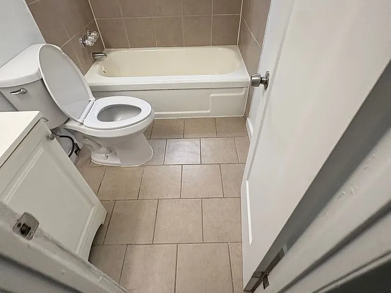 1344-1346 Hyde Pk Blvd — Photo 13