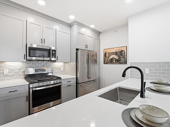 5th image of 660 Bloomfield Ave #406
