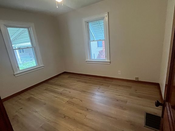 4th image of 552 Linn St