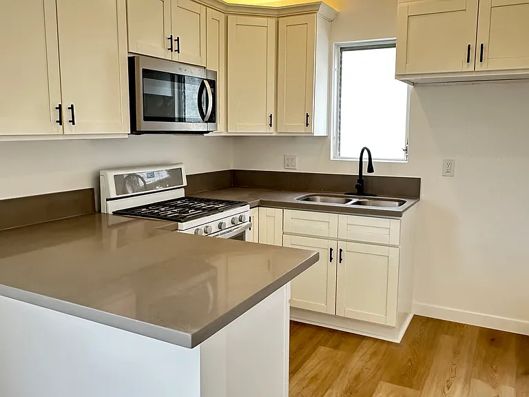1638 Granville Ave #4 — Photo 5