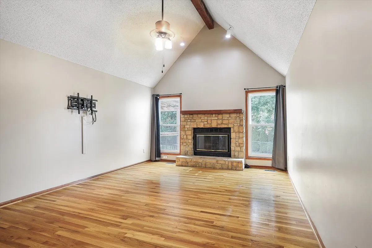 3 bed, 2.5 bath, 1330 sqft, $2,400 — Photo 4