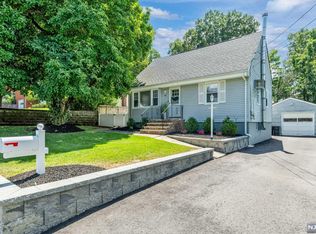 92 McNomee St, Oakland, NJ 07436