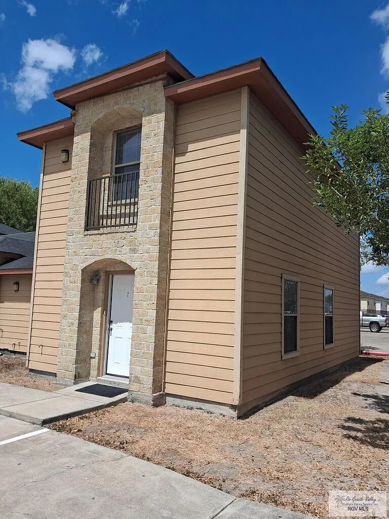 2 bed, 1.5 bath, 1188 sqft, $975 — Photo 2