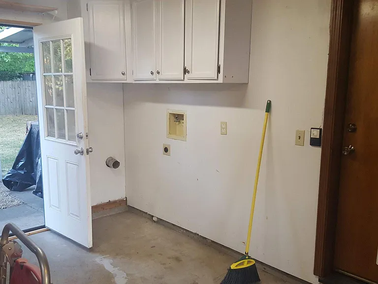 Washer/Dryer Hook ups
