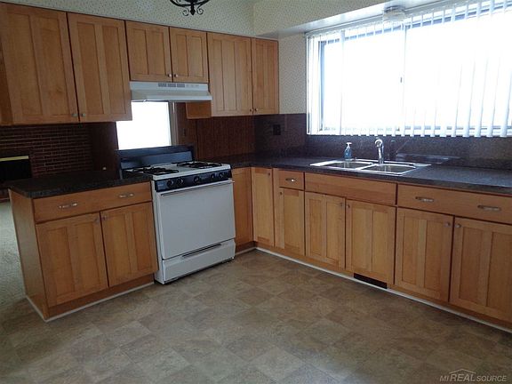 5th image of 833 Sheffield Dr