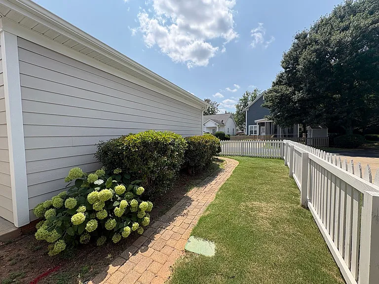 210 Anderson St — Photo 14