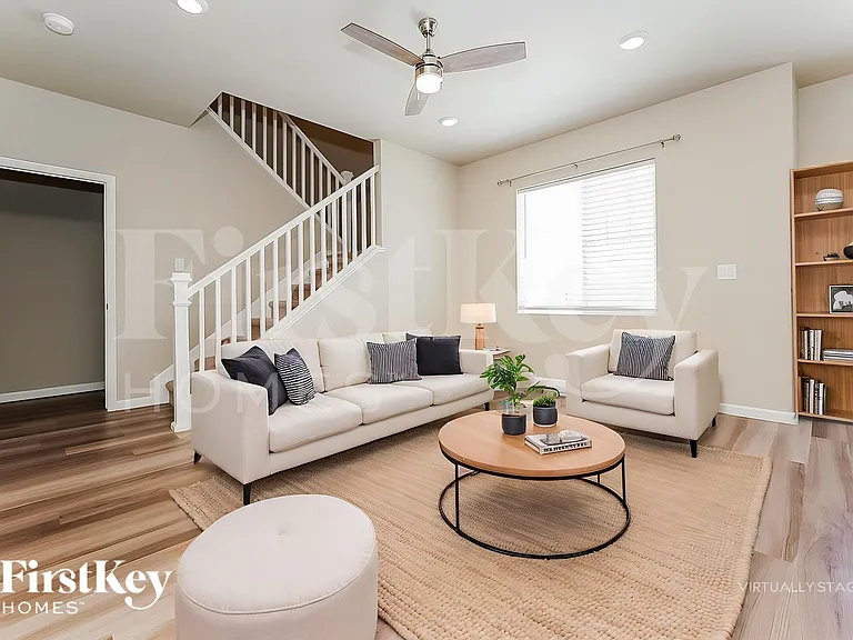 1902 Villageview Ln — Photo 4