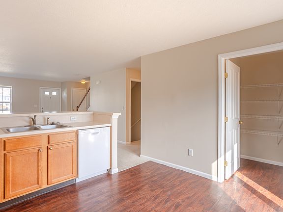 4th image of 976 Hartford Village Blvd