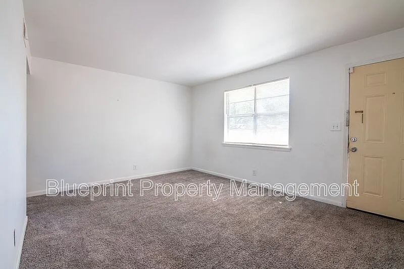 Building Photo - 1113 Elm Ave #C