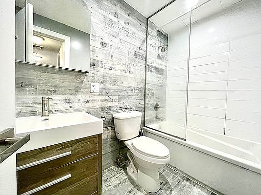 3rd image of 650 Kosciusko St #4A