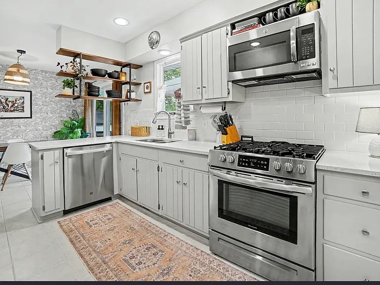 1202 Woodlawn Ave — Photo 7