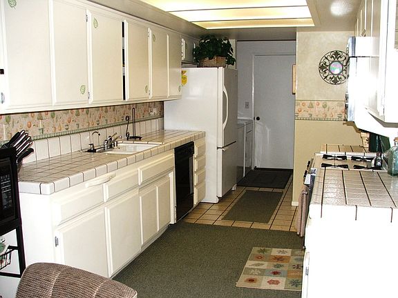 Fully Functional Large Kitchen
