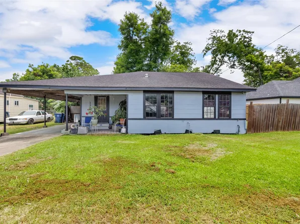 137 Shady Ln, West Columbia, TX 77486