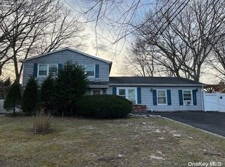 30 Wellsley Ln, Coram, NY 11727