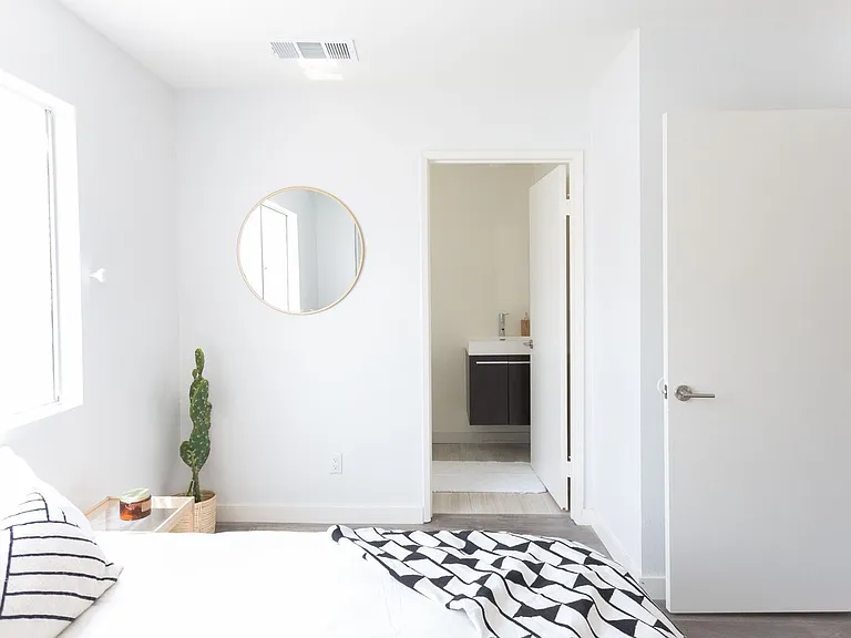 1815 E 2nd St #17 — Photo 12