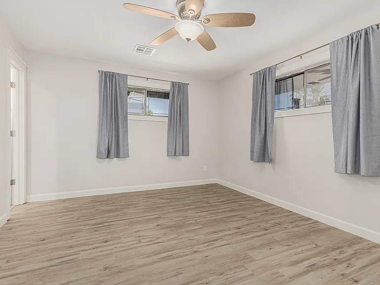 529 E Benjamin Dr — Photo 8
