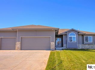 2011 Atlas Dr, Papillion, NE 68133