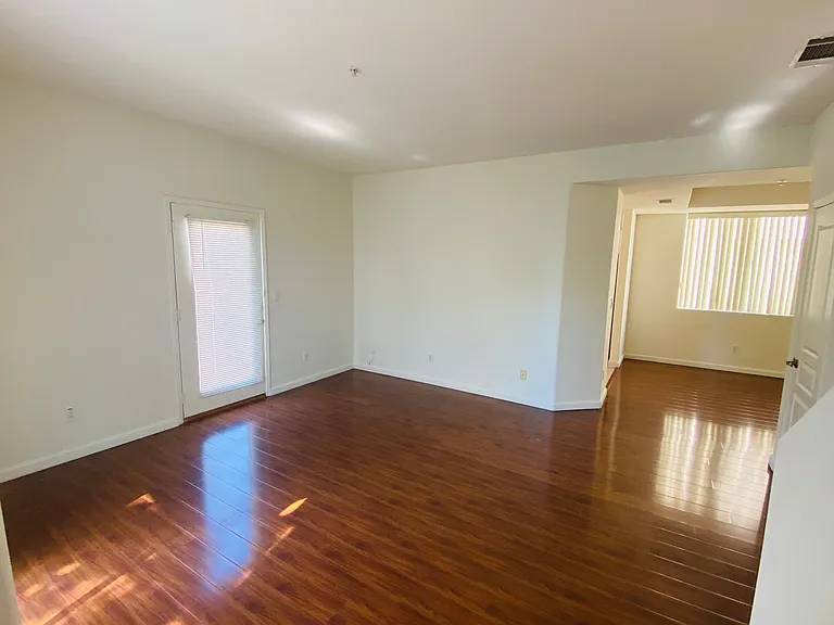 305 W Newby Ave #J — Photo 3