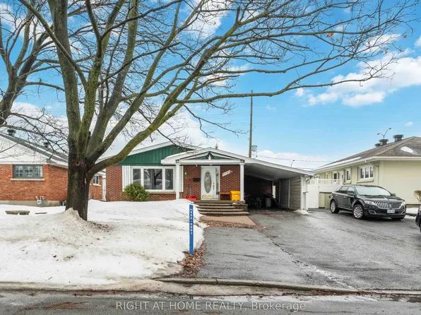 2160 Queensgrove Rd E #B, Ottawa, ON K2A 1P7