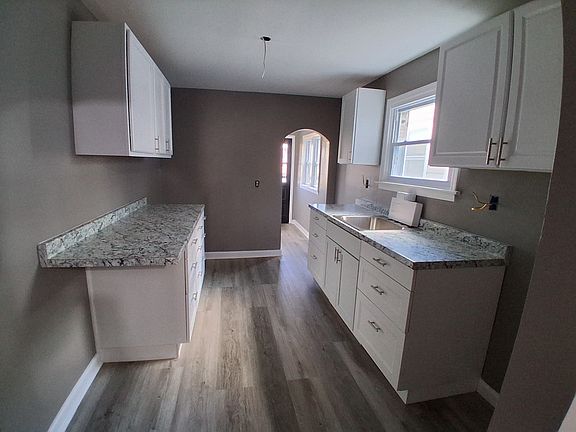 3rd image of 910 Brown St