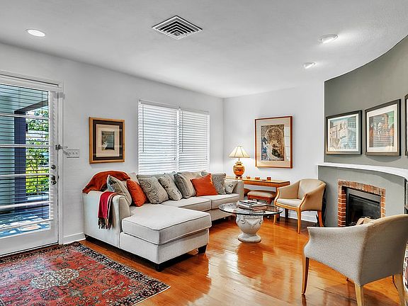 Living Room with fireplace 