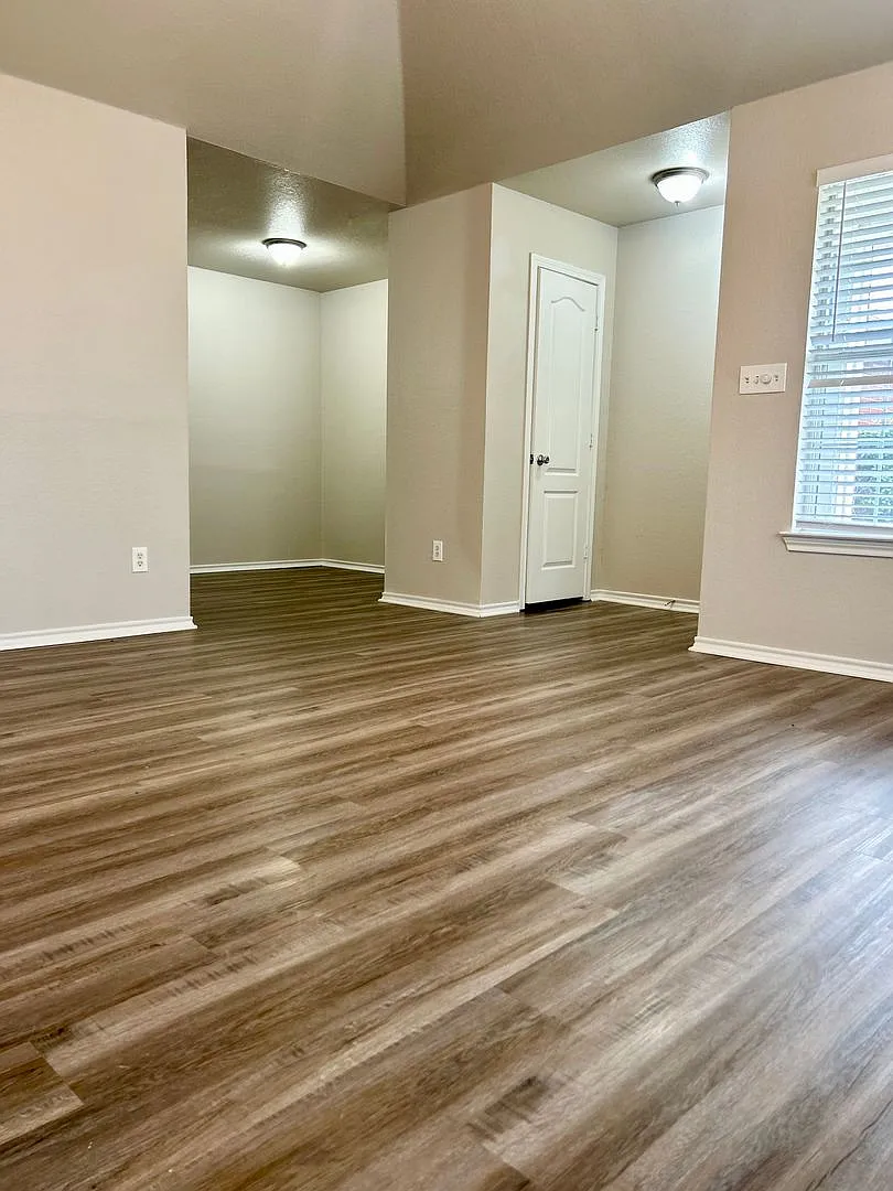 Spacious Duplex in Quiet Neighborhood — Photo 4
