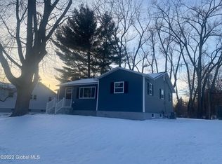 18 Thoroughbred Ln, Albany, NY 12205